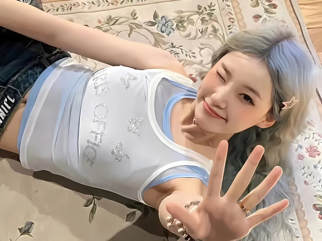 4k蓝发甜美少女壁纸｜居家背心穿搭背景图片 - 时尚写真「哲风壁纸」