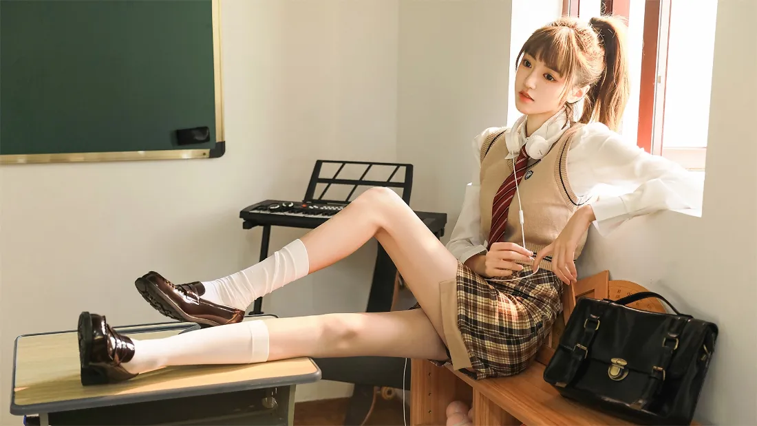 2k学院风少女壁纸｜日系教室背景图片 - JK穿搭美女「哲风壁纸」