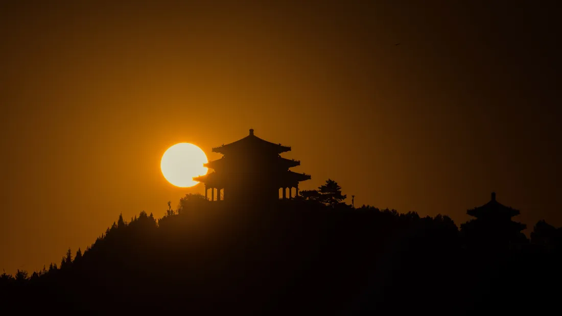 4k夕阳古风楼阁壁纸｜黄昏山峦背景图片 - 落日自然风景「哲风壁纸」
