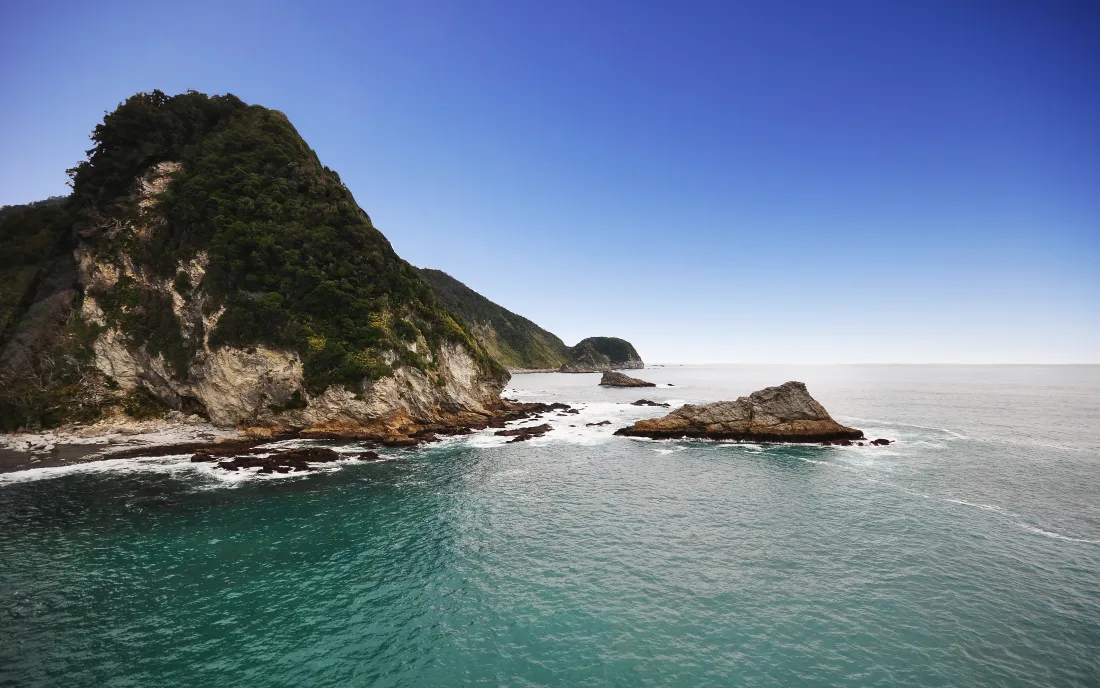 4k滨海青山壁纸｜碧海礁石蓝天背景图片 - 自然山水景致「哲风壁纸」