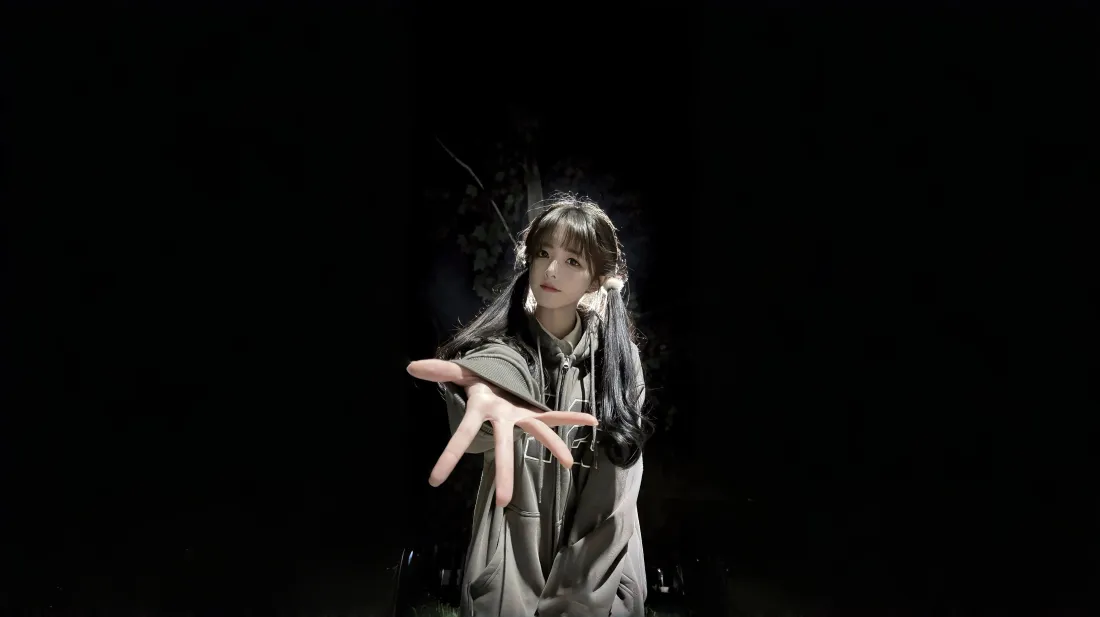4k双马尾少女壁纸｜暗调人像背景图片 - 氛围感写真「哲风壁纸」