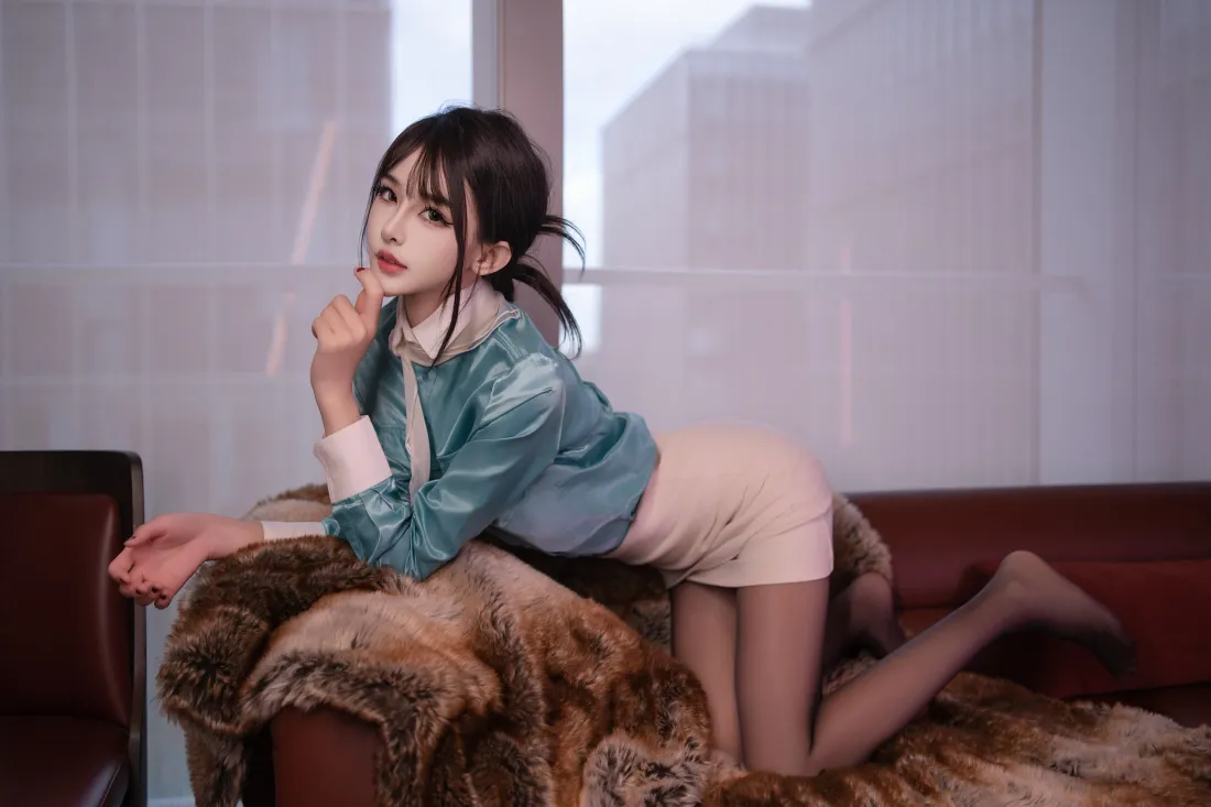 6k知性气质美女壁纸｜落地窗沙发背景图片 - 职场优雅穿搭「哲风壁纸」