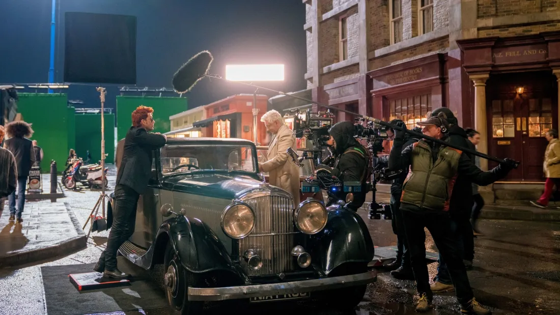 3k好兆头壁纸｜天使恶魔拍摄现场背景图片 - 复古街道片场「哲风壁纸」