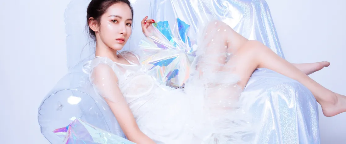 3k白裙美女壁纸｜淡蓝背景图片 - 时尚气质写真「哲风壁纸」