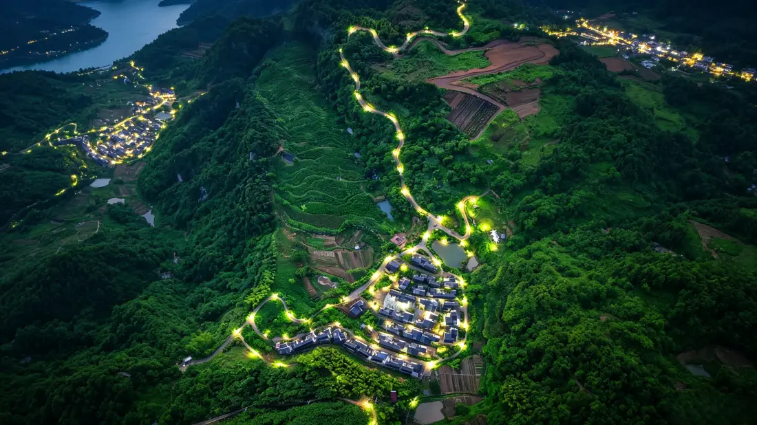 3k山间夜景壁纸｜山林河流背景图片 - 村庄灯光航拍视角「哲风壁纸」