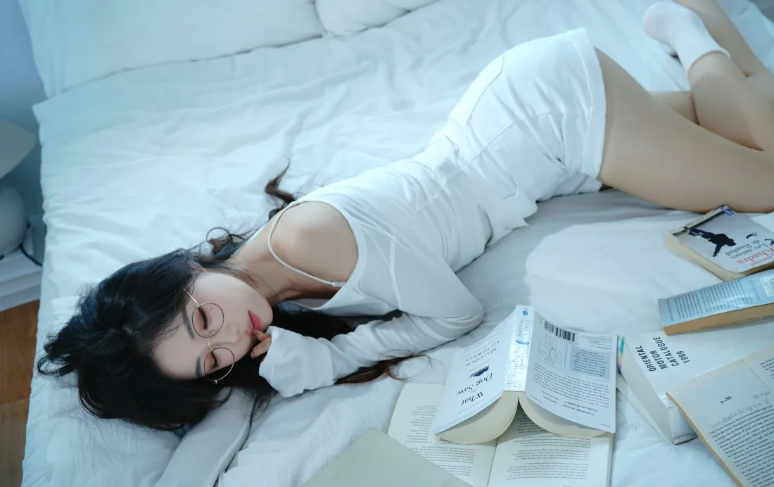 5k冰糖小小酥壁纸｜居家卧室纯白背景图片 - 纯欲性感美女「哲风壁纸」