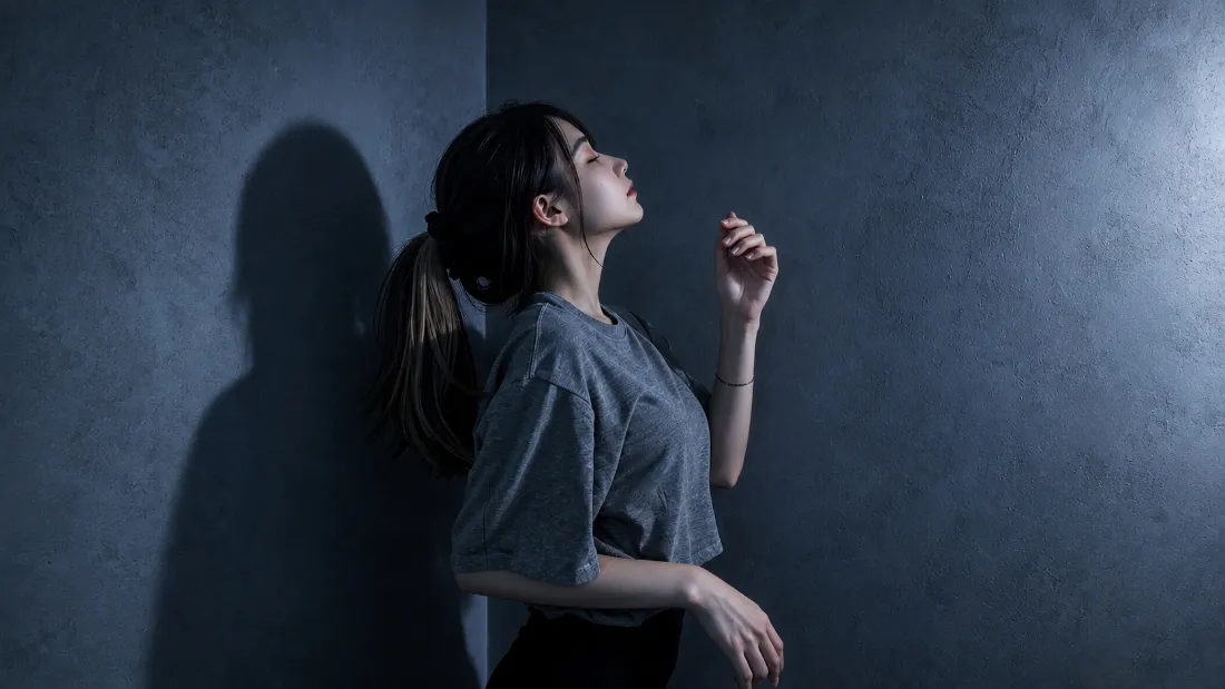2k马尾少女壁纸｜冷调光影房间背景图片 - 氛围感人像「哲风壁纸」