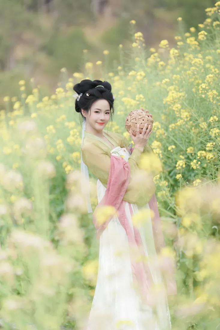 古风汉服美女手机壁纸｜油菜花海背景图片 - 春日清新人像「哲风壁纸」