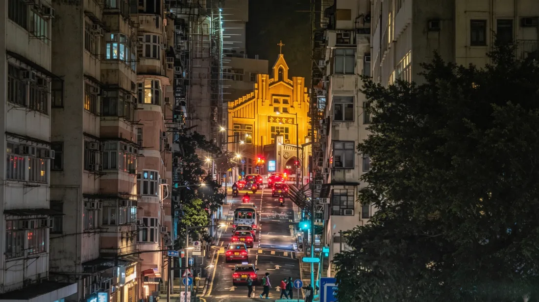 3k香港礼贤会堂壁纸｜西营盘街景背景图片 - 暖光夜色车流「哲风壁纸」
