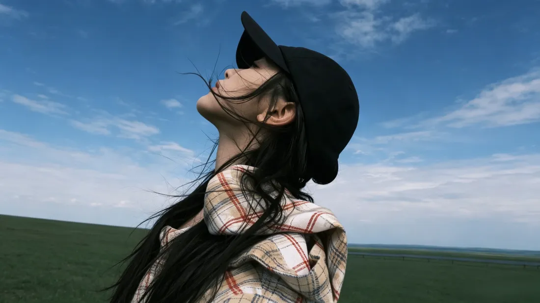 3k戴帽女生壁纸｜蓝天草地背景图片 - 户外治愈系人像「哲风壁纸」