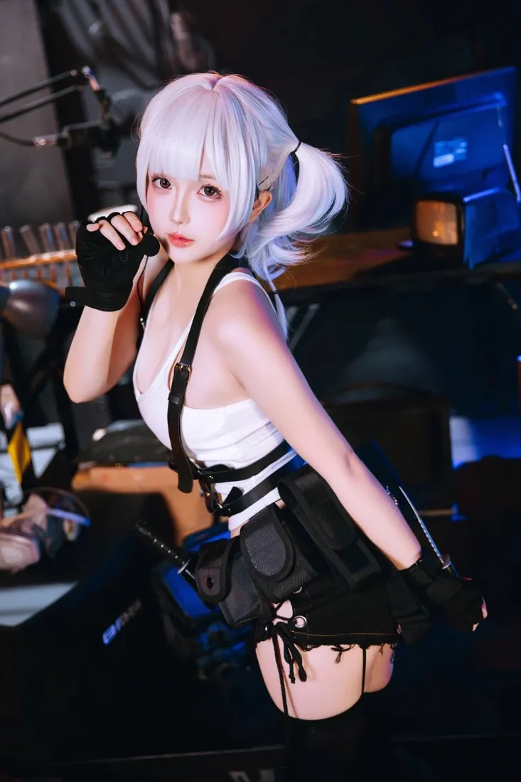 白发少女cos手机壁纸｜工业区背景图片 - 甜酷氛围感写真「哲风壁纸」