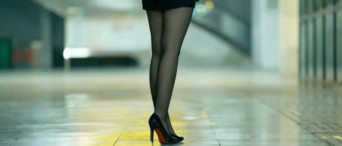 7k时尚女性壁纸｜黑丝高跟鞋背景图片 - 美腿穿搭室内展示「哲风壁纸」