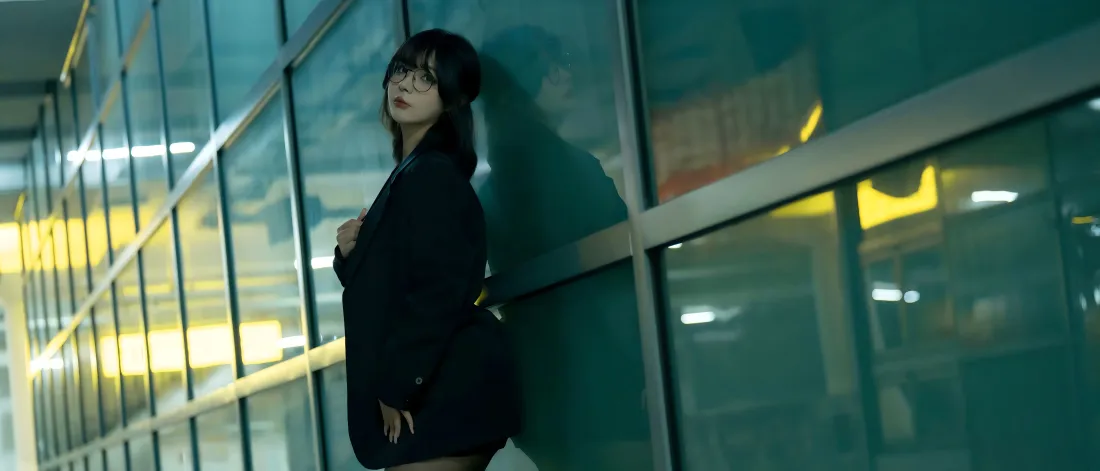 7k御姐壁纸｜玻璃墙室内背景图片 - 冷调氛围感美女「哲风壁纸」