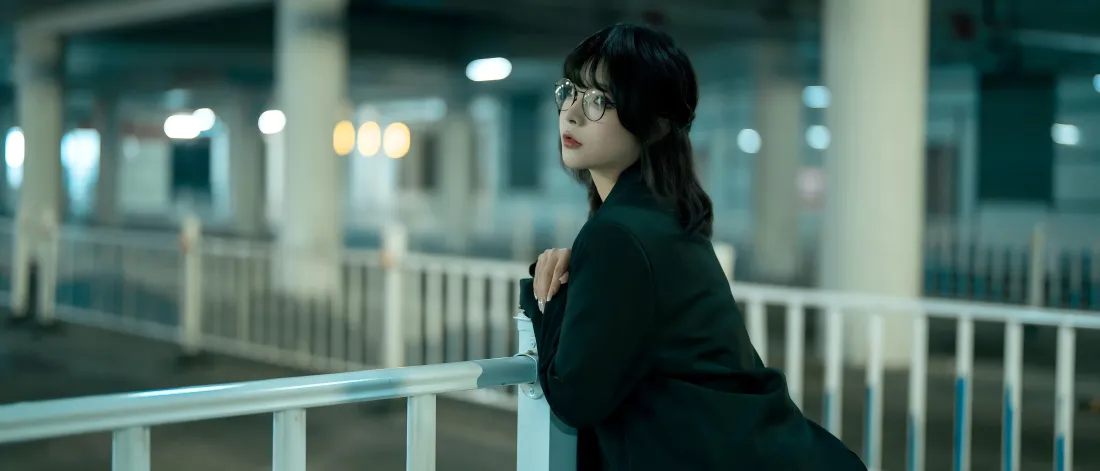 7k黑长直御姐壁纸｜停车场背景图片 - 戴眼镜气质美女「哲风壁纸」