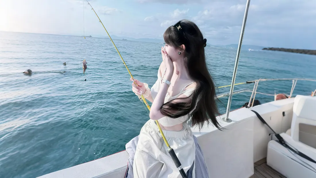 2k海钓美女壁纸｜游艇碧海背景图片 - 清新长发少女「哲风壁纸」