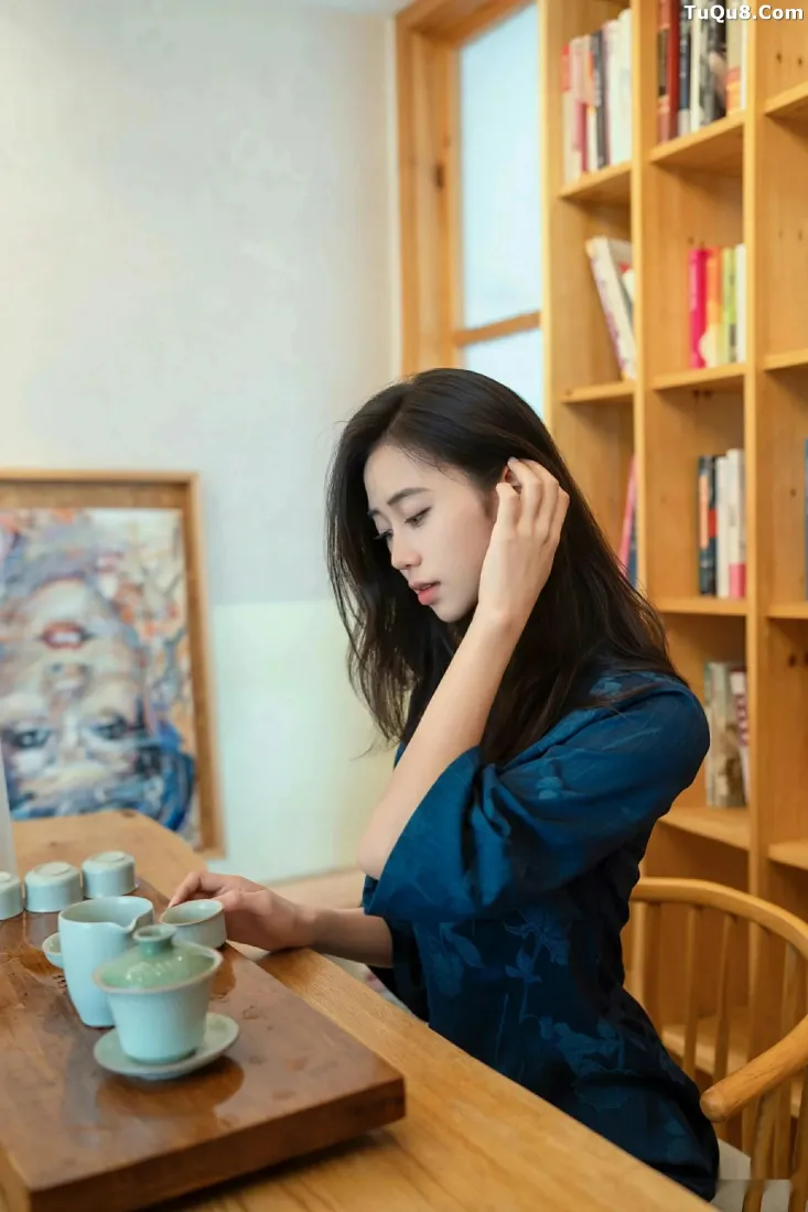 蓝衣美女手机壁纸｜茶室休闲背景图片 - 安逸治愈日常「哲风壁纸」