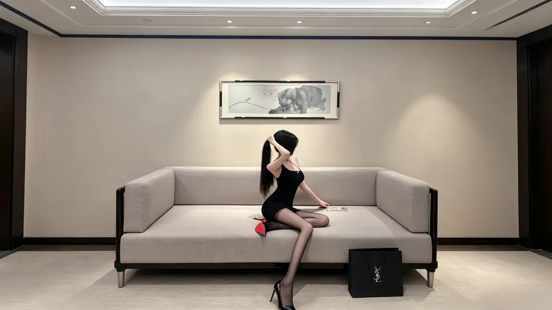 3k黑裙美女壁纸｜居家客厅背景图片 - 氛围感时尚写真「哲风壁纸」
