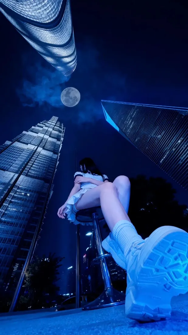 美女手机壁纸｜都市月夜摩天楼背景图片 - 氛围感人像「哲风壁纸」