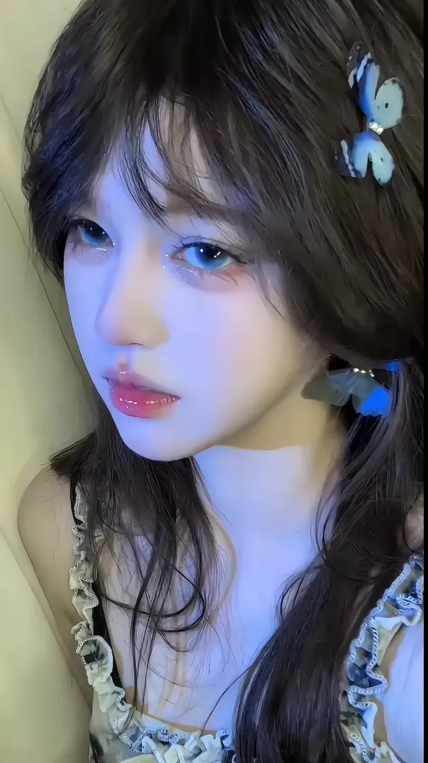 蓝眼长发少女手机壁纸｜清冷氛围感背景图片 - 蝴蝶发饰穿搭「哲风壁纸」