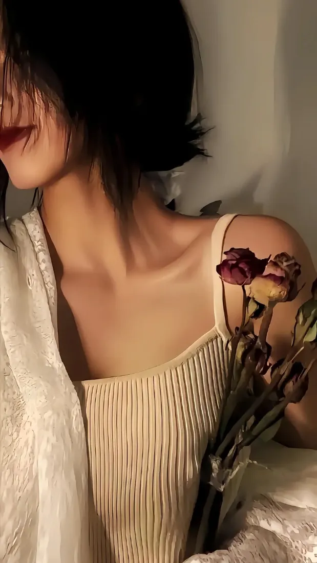 短发美女手机壁纸｜干花暖光背景图片 - 氛围感人像「哲风壁纸」