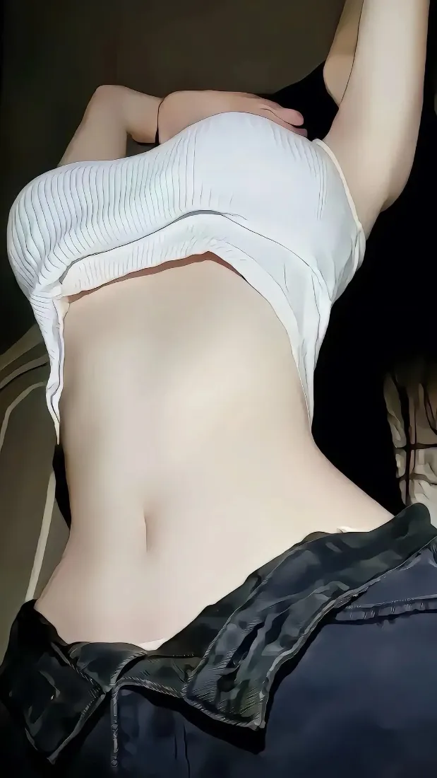性感露腰美女手机壁纸｜白色抹胸穿搭背景图片 - 好身材写真「哲风壁纸」