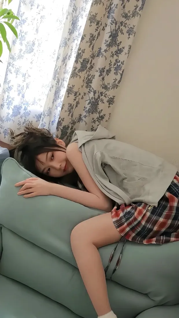 甜美少女手机壁纸｜居家沙发背景图片 - 休闲清新人像「哲风壁纸」
