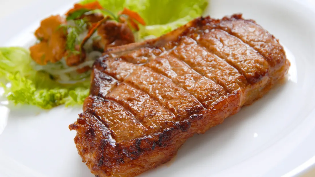 4k香煎烤肉壁纸｜生菜配菜背景图片 - 美味西式餐食「哲风壁纸」