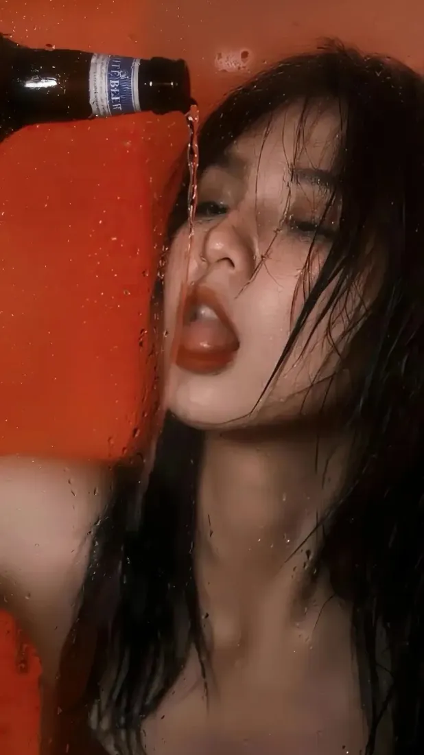 氛围感美女手机壁纸｜红色背景图片 - 时尚人像「哲风壁纸」