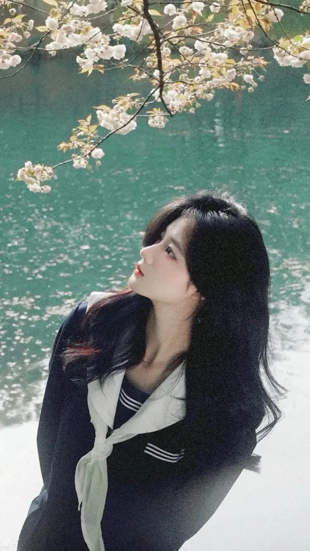 水手服美女手机壁纸｜春日湖边樱花背景图片 - 氛围感人像「哲风壁纸」