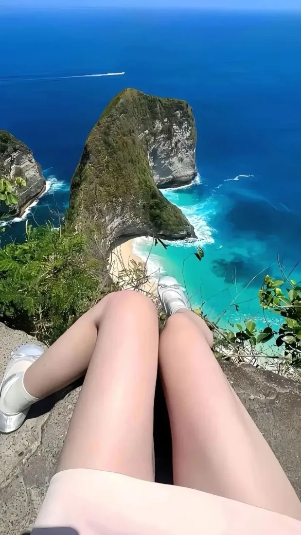 海边美女手机壁纸｜佩尼达岛悬崖海景背景图片 - 旅行打卡「哲风壁纸」
