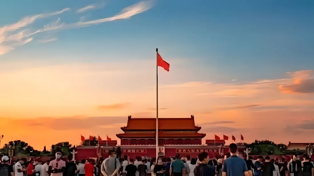 9k天安门壁纸｜爱国主题背景图片 - 黄昏广场升旗场景「哲风壁纸」