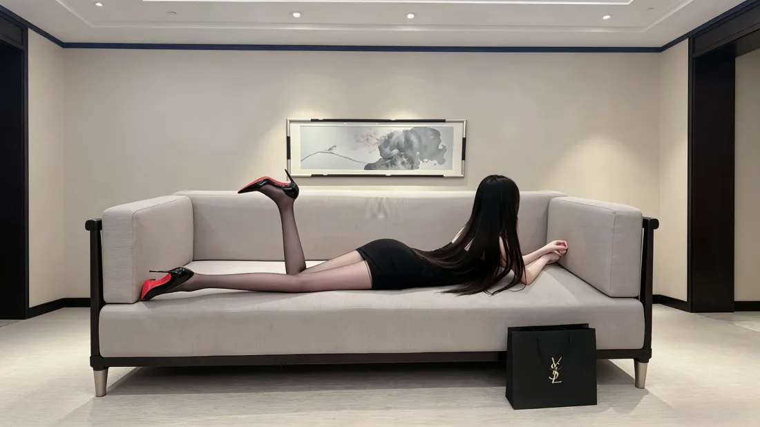 3k黑裙美女壁纸｜客厅沙发背景图片 - 氛围感时尚写真「哲风壁纸」