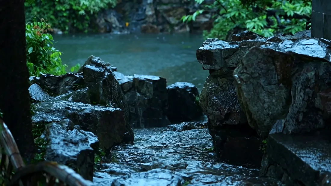 3k阴雨天山间河流壁纸｜湿润石头背景图片 - 治愈自然风景「哲风壁纸」