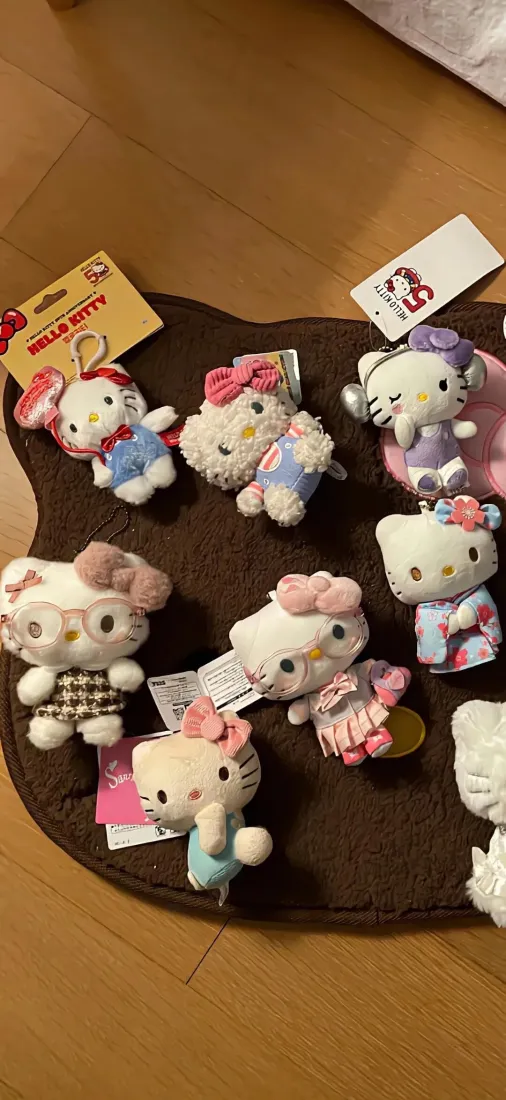 Hello Kitty手机壁纸｜多款毛绒公仔背景图片 - 三丽鸥卡通周边「哲风壁纸」