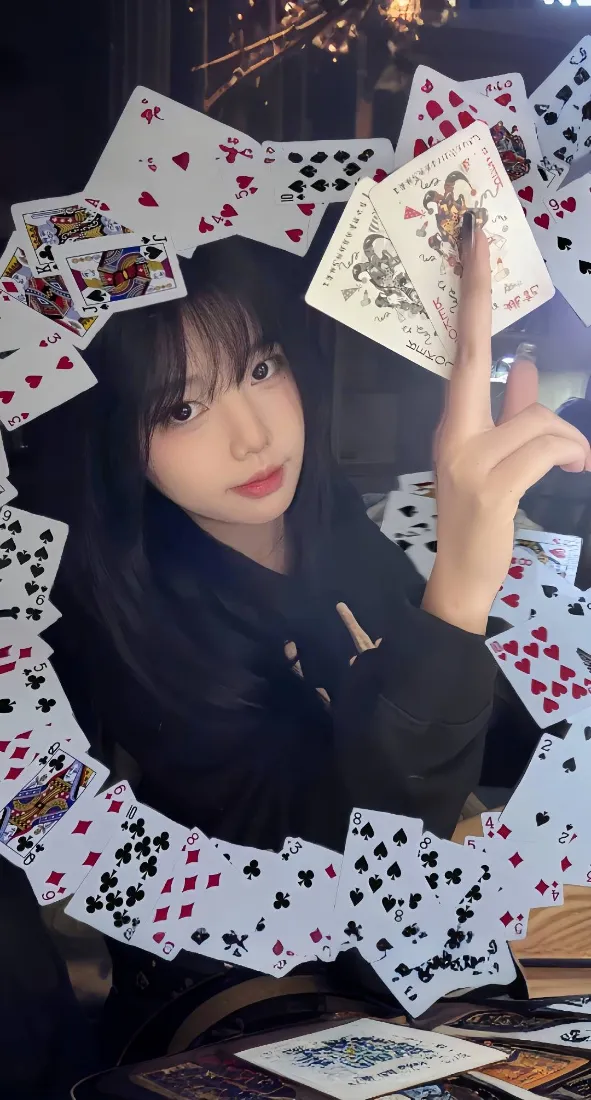 飞牌少女手机壁纸｜扑克牌氛围感背景图片 - 高清好看「哲风壁纸」