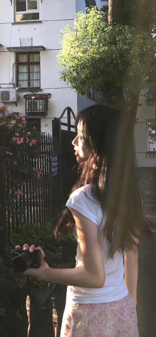 长发女生手机壁纸｜户外夕阳逆光背景图片 - 高清氛围感「哲风壁纸」