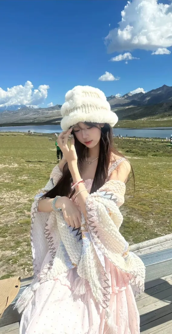 甜美美女手机壁纸｜草原湖泊蓝天背景图片 - 户外写真「哲风壁纸」