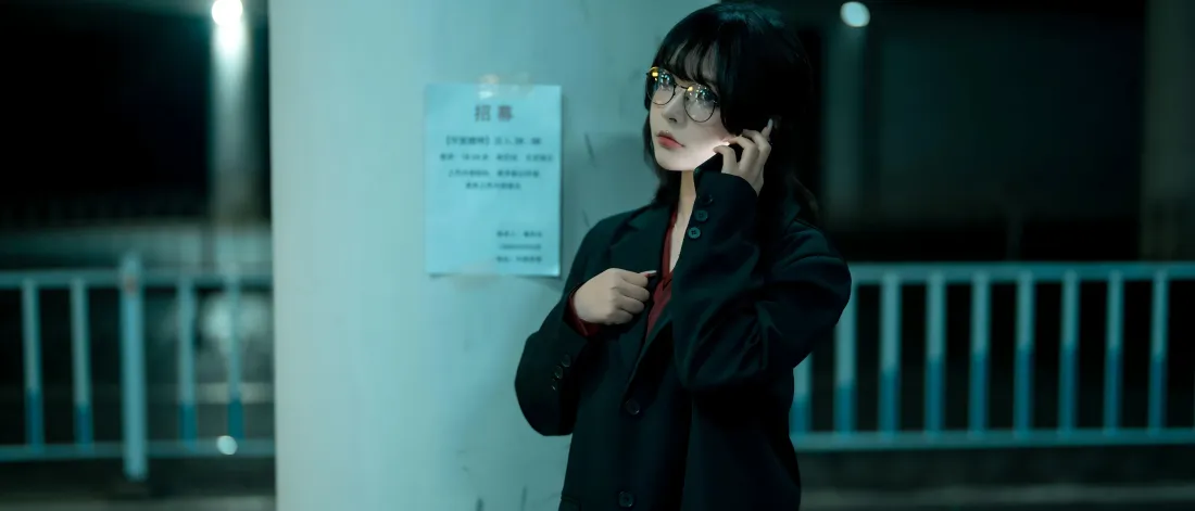 4k冷感御姐壁纸｜夜晚城市街拍背景图片 - 戴眼镜时尚美女「哲风壁纸」