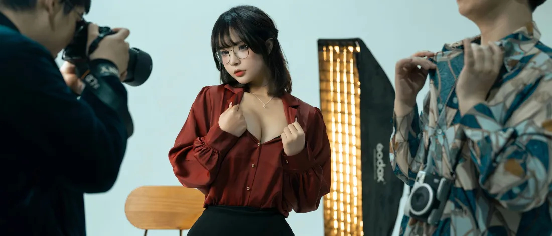 7k红衣眼镜美女壁纸｜影棚拍摄背景图片 - 时尚写真「哲风壁纸」