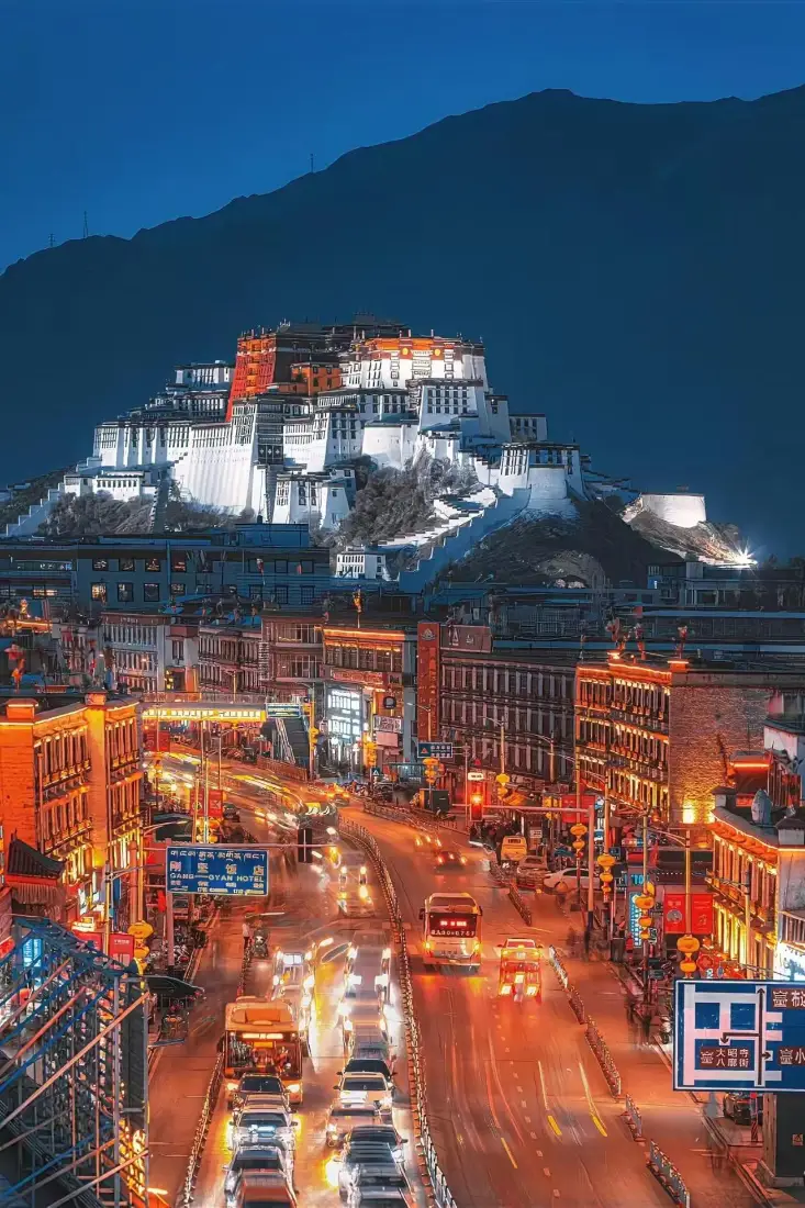 布达拉宫手机壁纸｜拉萨夜景背景图片 - 城市车流风光「哲风壁纸」