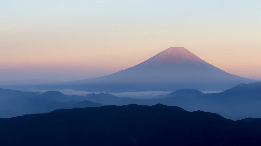2k富士山壁纸｜层叠山峦背景图片 - 晨雾日出风光「哲风壁纸」