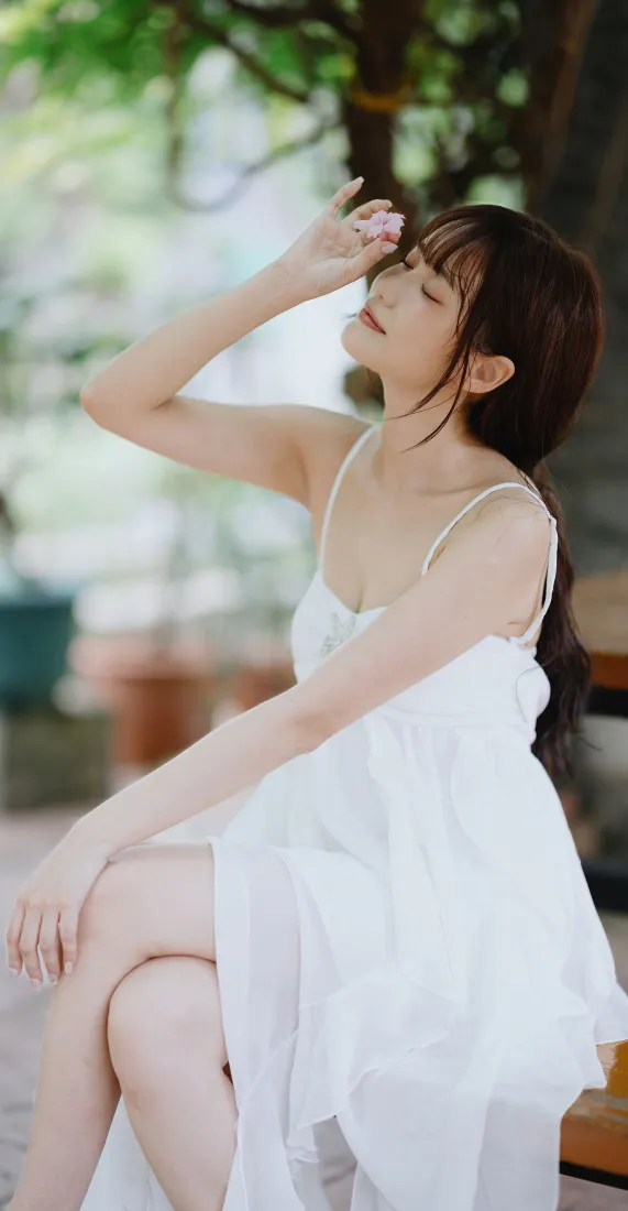 白裙性感美女手机壁纸｜夏日户外树荫背景图片 - 清新人像写真「哲风壁纸」