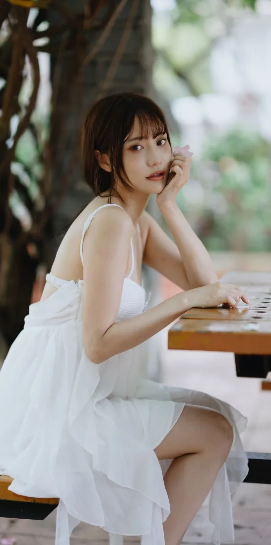 清纯美女手机壁纸｜户外清新背景图片 - 夏日白裙人像「哲风壁纸」