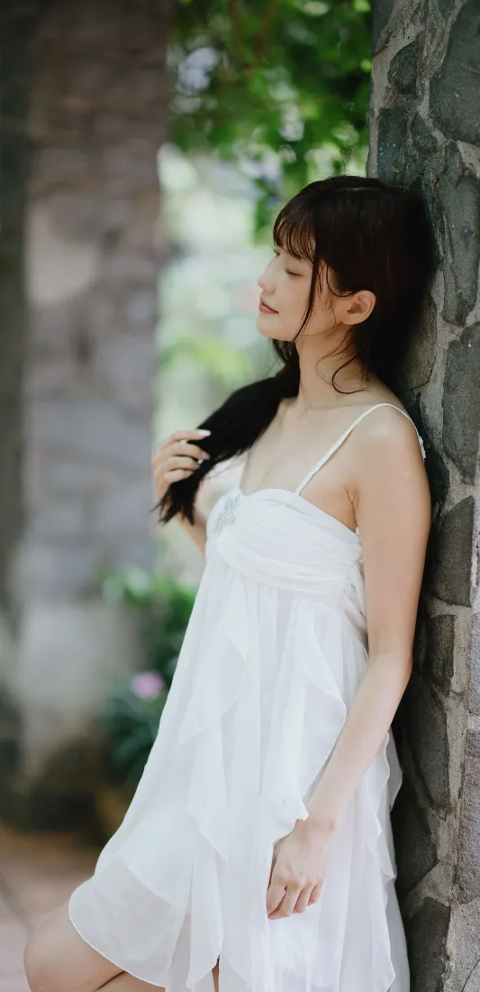清纯美女手机壁纸｜户外石墙背景图片 - 白色吊带裙少女「哲风壁纸」