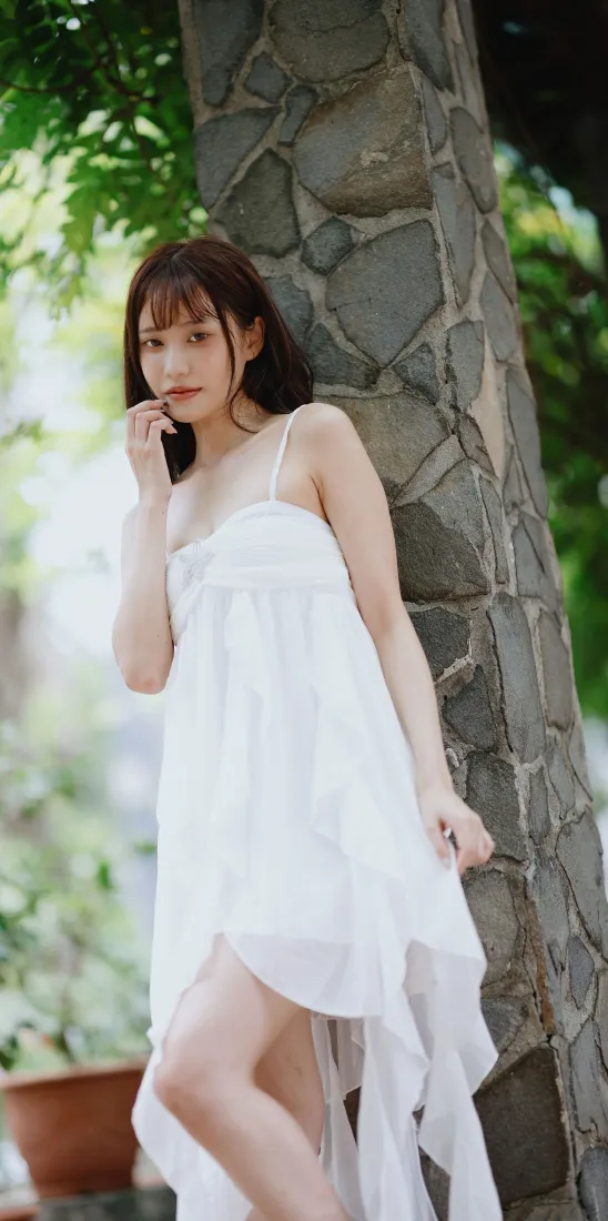 清纯美女手机壁纸｜户外绿植背景图片 - 清新白裙人像「哲风壁纸」