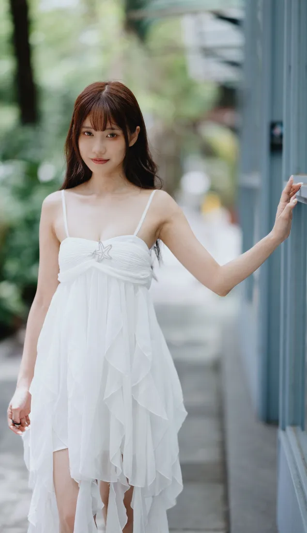 清纯美女手机壁纸｜白色吊带裙户外背景图片 - 夏日清新少女「哲风壁纸」