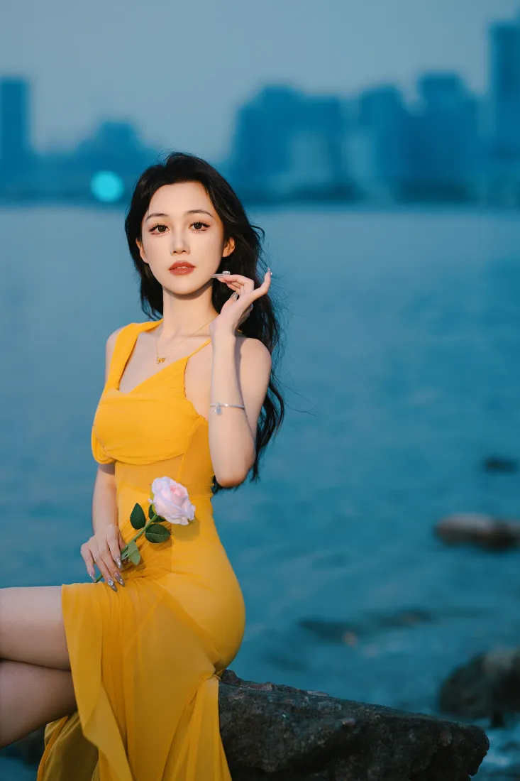 黄裙美女手机壁纸｜江边傍晚背景图片 - 氛围感人像「哲风壁纸」