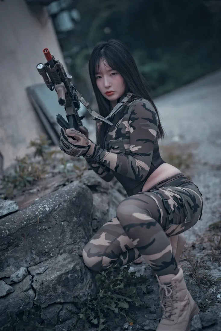 迷彩女兵手机壁纸｜废墟户外背景图片 - 军事风飒爽人像「哲风壁纸」
