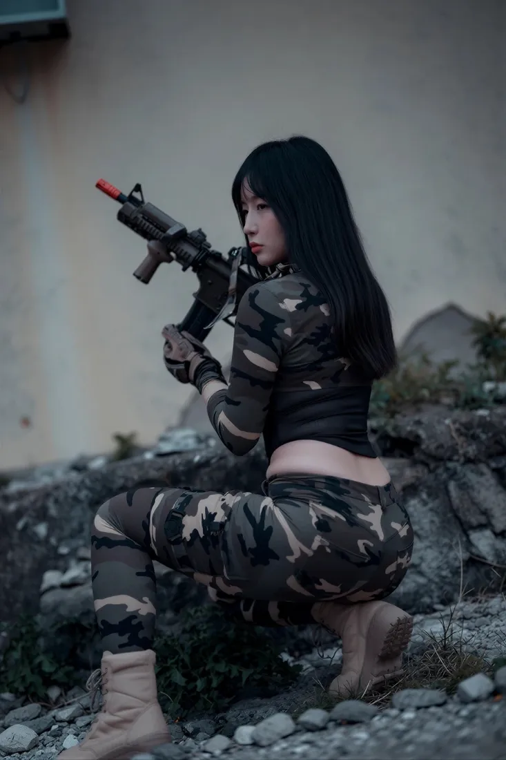 女兵手机壁纸｜迷彩战术户外背景图片 - 持枪酷飒人像「哲风壁纸」