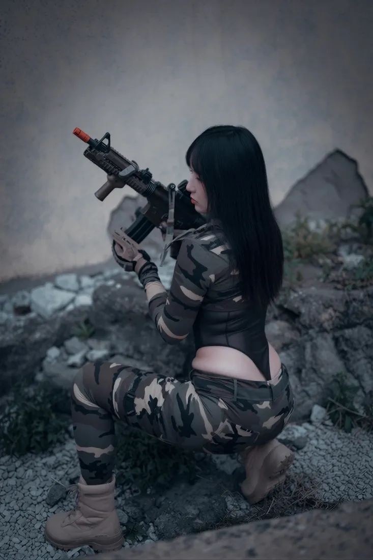 迷彩女兵手机壁纸｜户外山地背景图片 - 持枪酷飒女性「哲风壁纸」